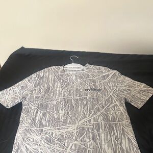 Hollister Men's White and Gray Patterned Tee